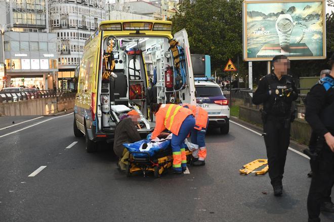 Accidente entre un ciclista y un bus urbano en la plaza de Ourense