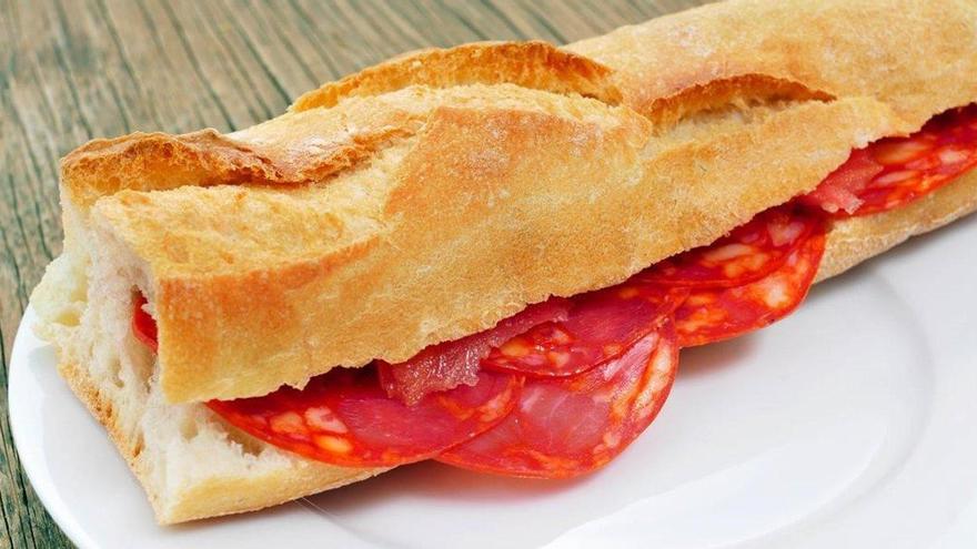 Condenan a un año y 9 meses al joven que robó un bocadillo de una panadería en Barcelona