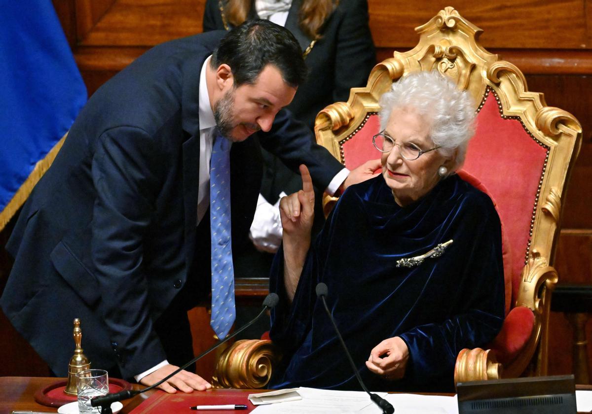 La senadora italiana y superviviente del Holocausto Liliana Segre conversa con Matteo Salvini, lider de la Liga, durante la votación para elegir al nuevo presidente del Senado.