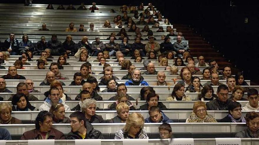 Algunos de los adjudicatarios, durante el sorteo de los pisos, celebrado en diciembre. / carlos pardellas