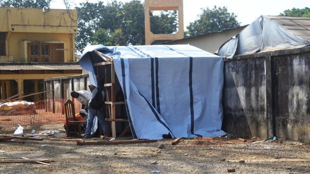 Preparación de un pabellón hospitalario donde aislar a las personas enfermas de ébola en Conakry.