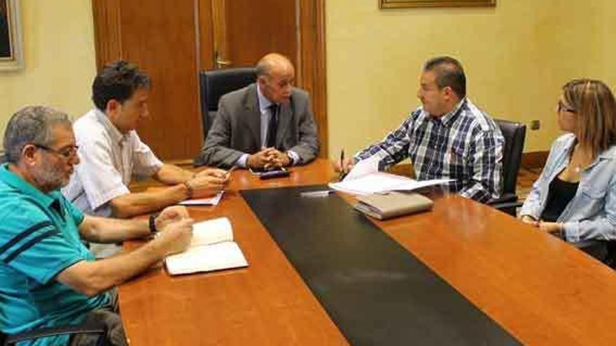 García Bermejo, reunido con los vecinos afectados por los ruidos del túnel del Bolón.