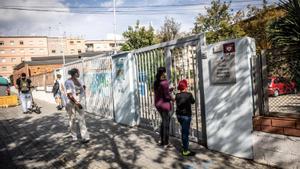 Familias esperan junto a la puerta del instituto Rubió i Ors de LHospitalet.