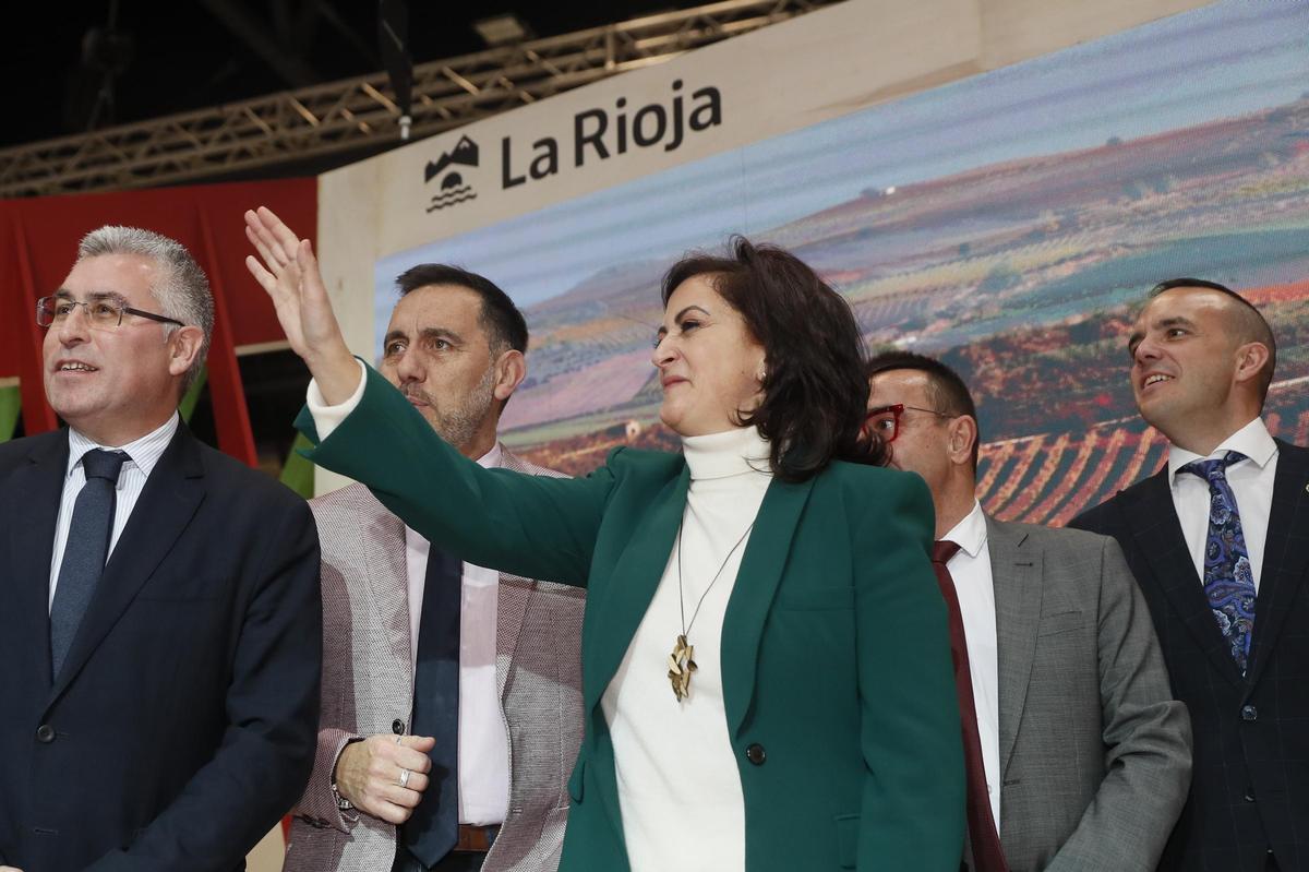 La presidenta de La Rioja, Concha Andreu (c), junto al consejero de Desarrollo Económico de La Rioja, José Ángel Lacalzada (i), y alcaldes de varias localidades riojanas.