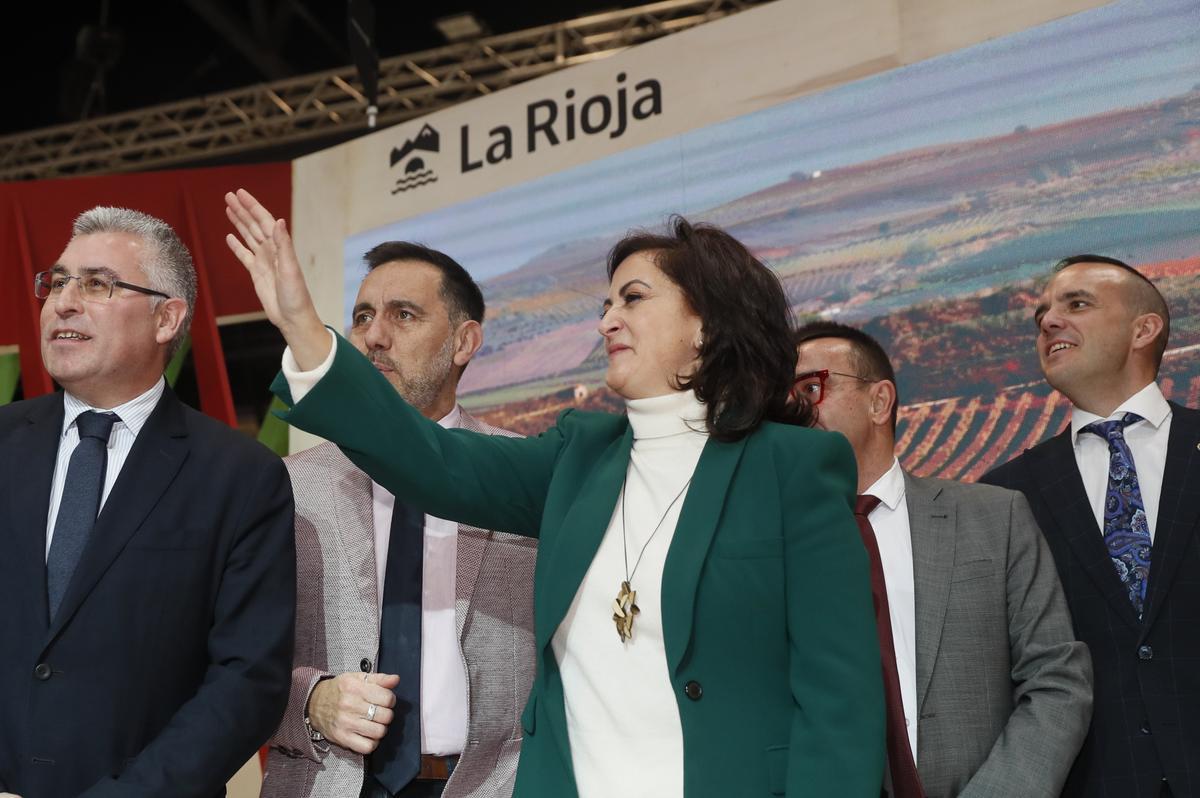 MADRID, 18/01/2023.- La presidenta de La Rioja, Concha Andreu (c), junto al consejero de Desarrollo Económico de La Rioja, José Ángel Lacalzada (i), y alcaldes de varias localidades riojanas, durante la inauguración este miércoles en Madrid de la feria internacional de turismo Fitur, que arranca su 43 edición con 8.500 empresas participantes, 131 países (entre ellos Ucrania), Guatemala como país invitado y 755 expositores, y confía en que este año marque el de la plena recuperación del sector tras la pandemia. EFE/ Mariscal