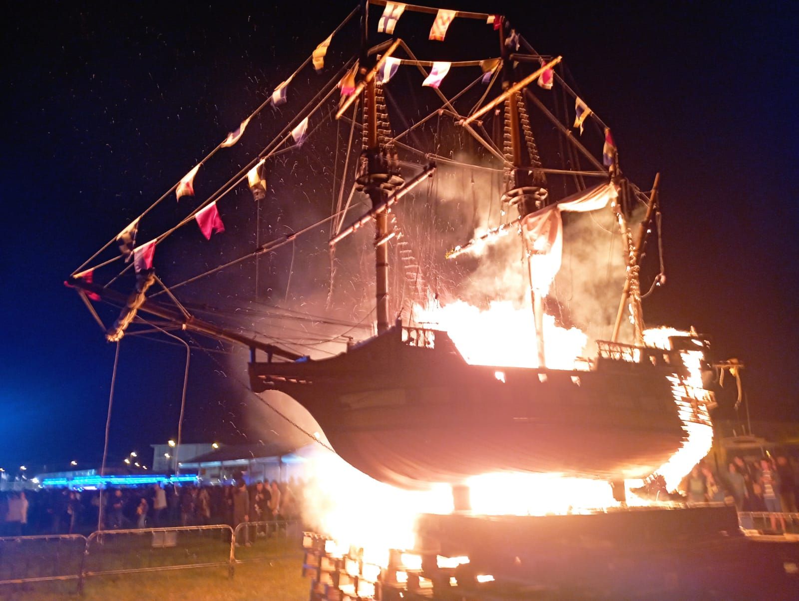 Así ardió el galeón de La Arena por San Juan