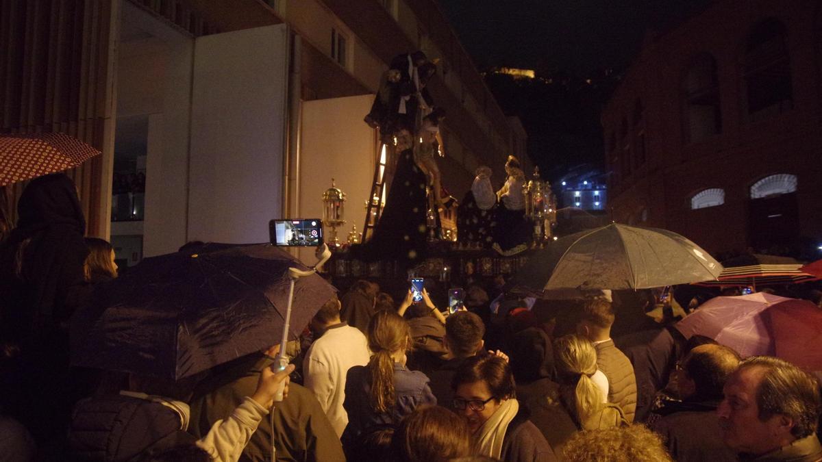 La lluvia cogió en la calle Descendimiento, camino de su casa hermandad este Viernes Santo