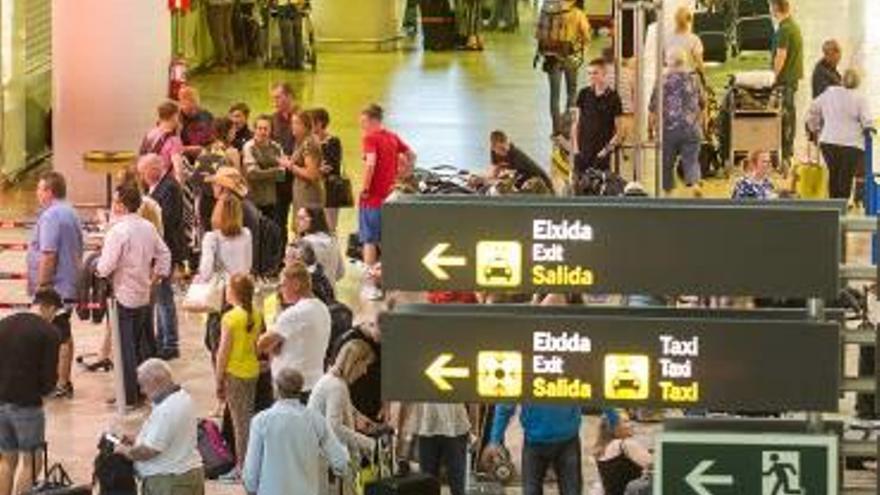 El aeropuerto espera hoy a 64.000 pasajeros.