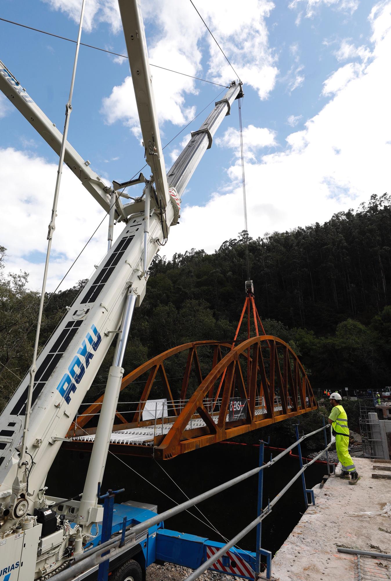 Así fue la instalación del nuevo puente de Quinzanas (Pravia)