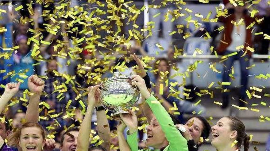 Las jugadoras del club gijonés celebran el título de Copa.