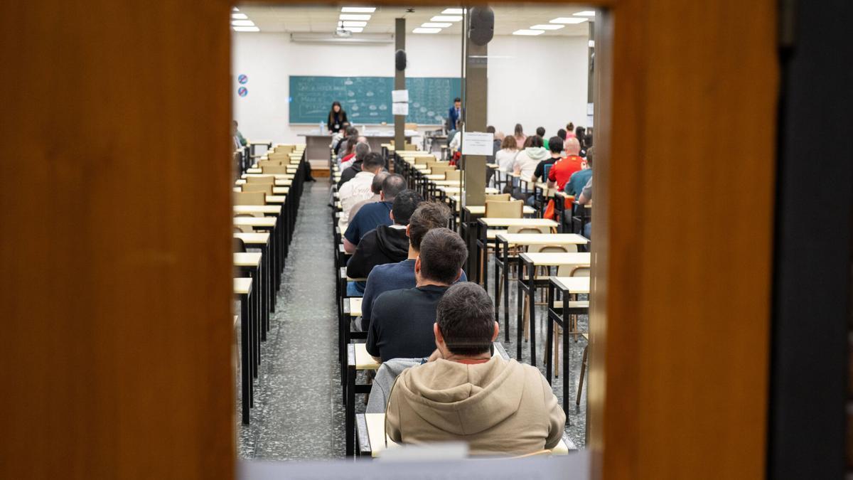 Exámenes para sacarse unas oposiciones en Barcelona, en abril pasado.