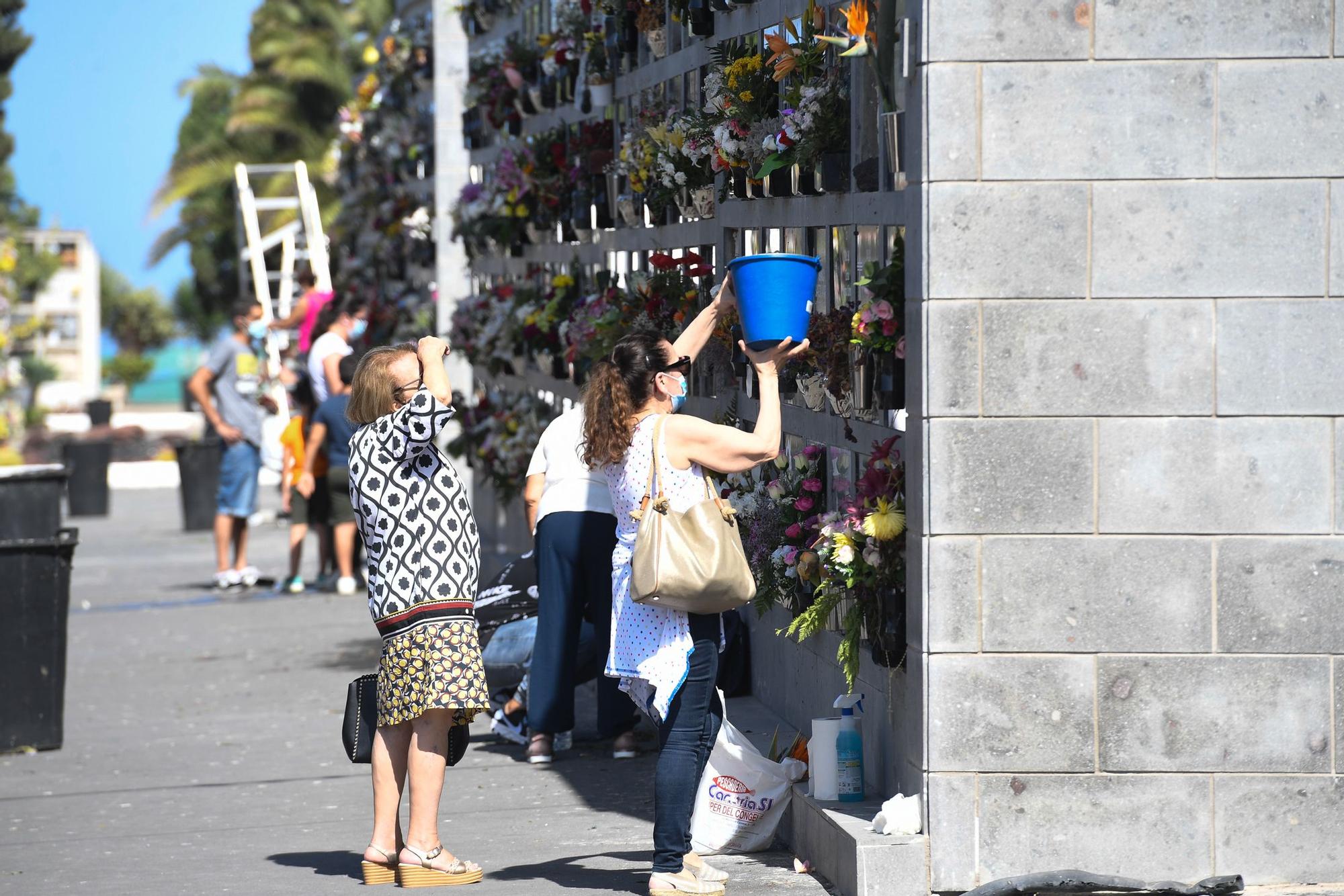 San Lázaro recibe a los familiares el Día de Todos los Santos