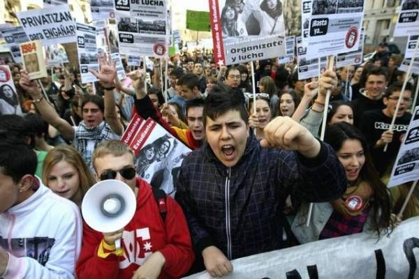 Miles de estudiantes claman contra los recortes