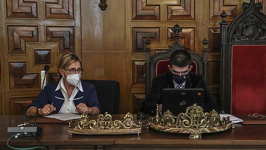 Director del INE, Hernández Sánchez, y la Letrada de la Audiencia, Isabel Santos, durante el sorteo. | Nico Rodríguez