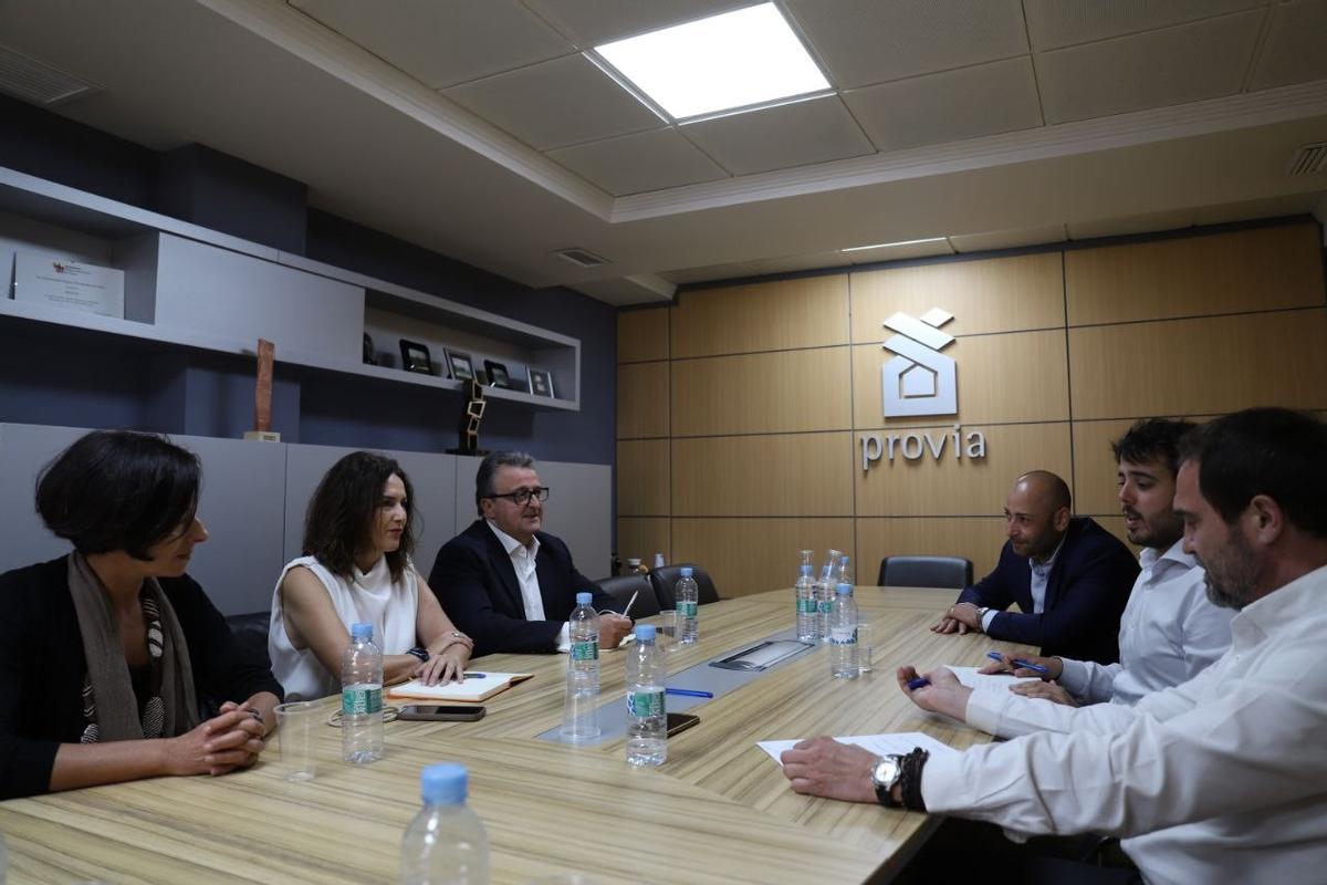 A la izquierda, representantes de Provia y a la derecha, de la candidatura autonómica de Unides Podem