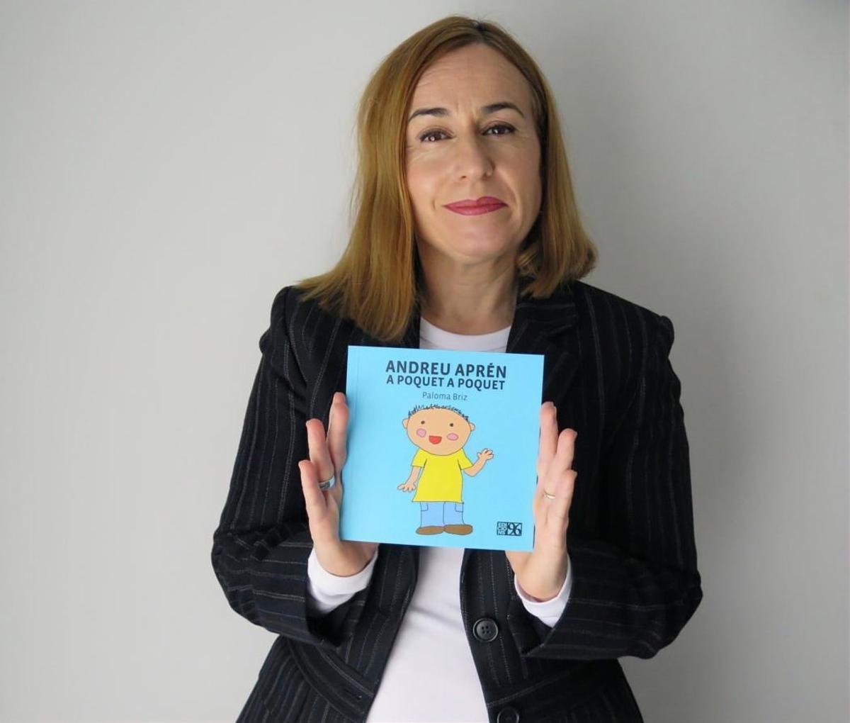 Paloma Briz posa con su cuento infantil "Andreu aprende poquito a poco".