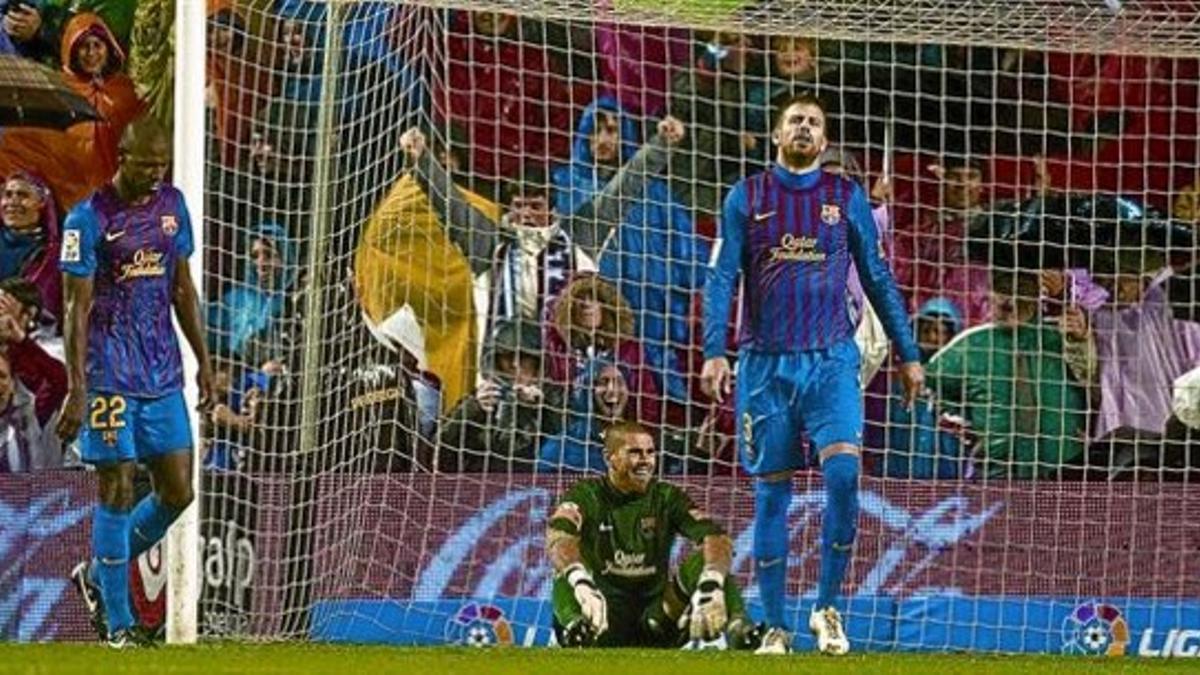 Valdés, Abidal y Piqué lamentan el segundo tanto del Athletic.