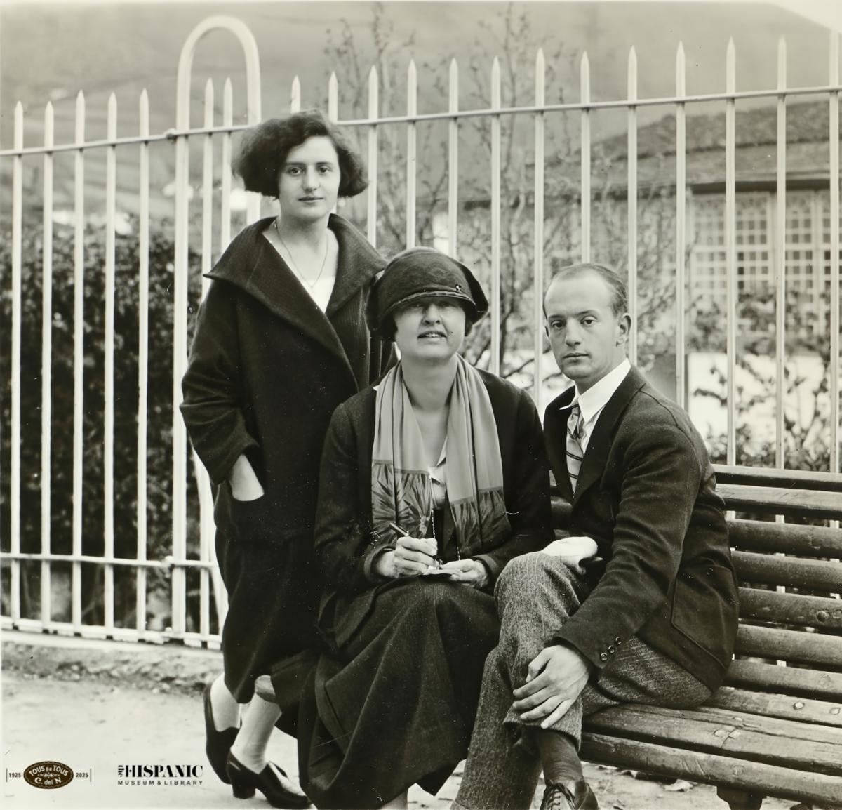 José Luis Ferreiro con su hermana María Teresa y Ruth M. Anderson en Cangas del Narcea, mayo de 1925.