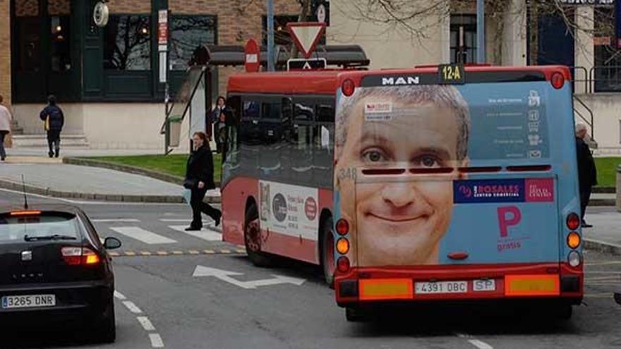 Un bus circula por Os Rosales, en un imagen de archivo.