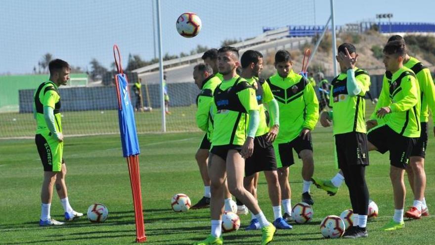 Los jugadores del Elche, durante el entrenamiento de este martes