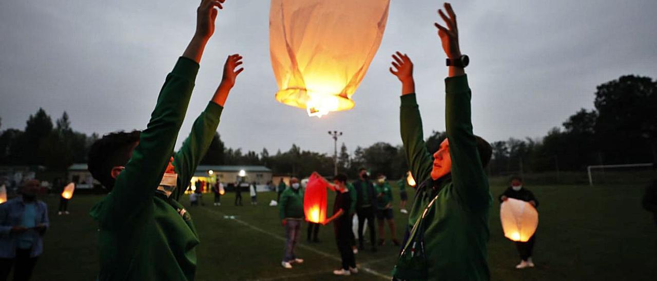 Los excompañeros de Michi lanzan velas al cielo