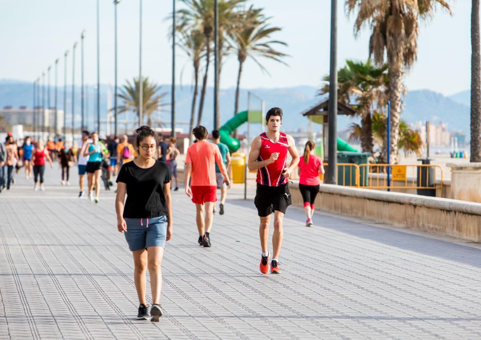 Deportistas en el Paseo Marítimo y en el Jardín del Turia de València