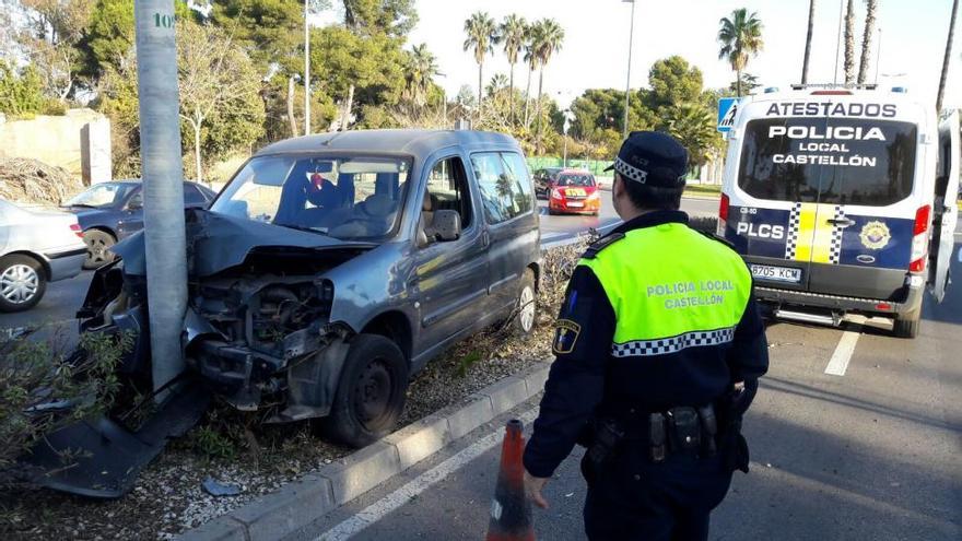 Tres heridos al saltar la mediana y chocar contra una farola en Castellón