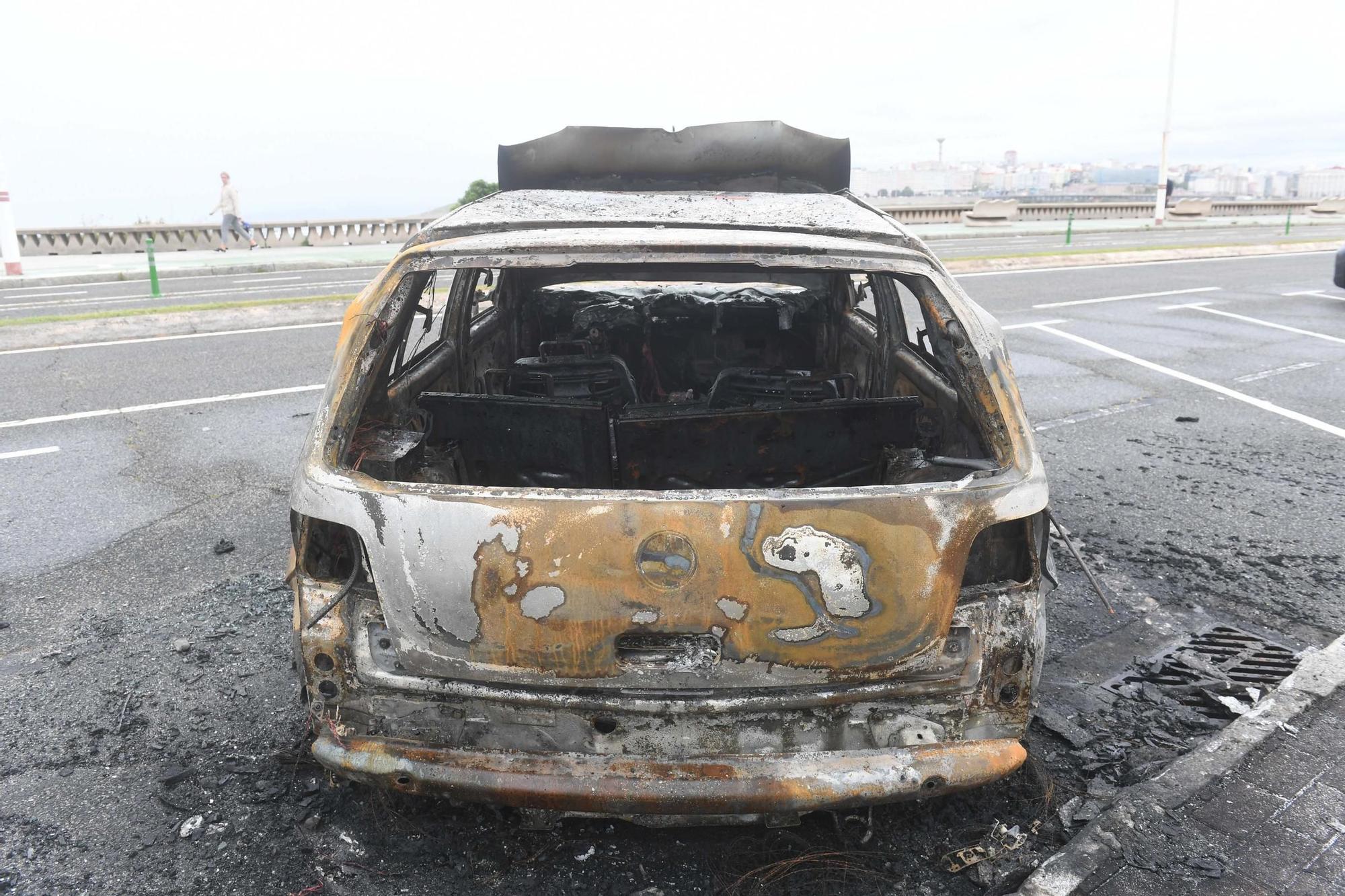 Arde un vehículo esta madrugada estacionado en el paseo marítimo de A Coruña