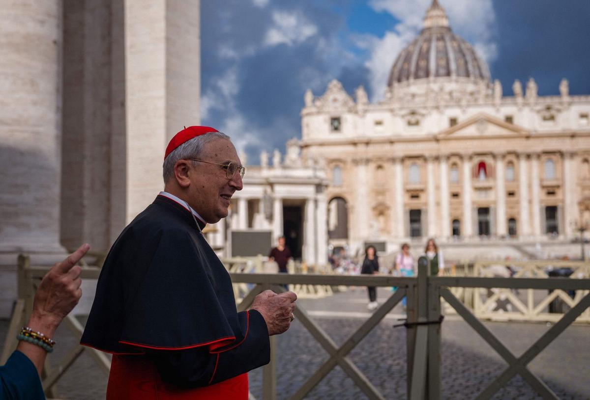 Italian cardinal Mario Zenari arrives for a congregation meeting with the St Peters Basilica in the background at the Vatican on May 6, 2025. (Photo by Dimitar DILKOFF / AFP)