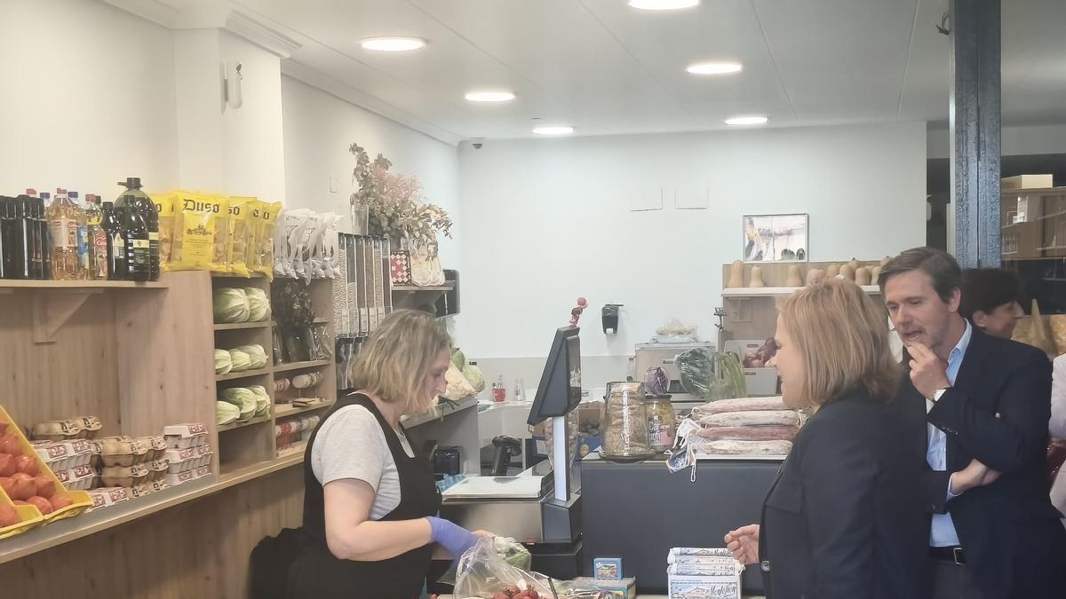 Piar Bernabé comprando fruta y verdura en una frutería de Paiporta.