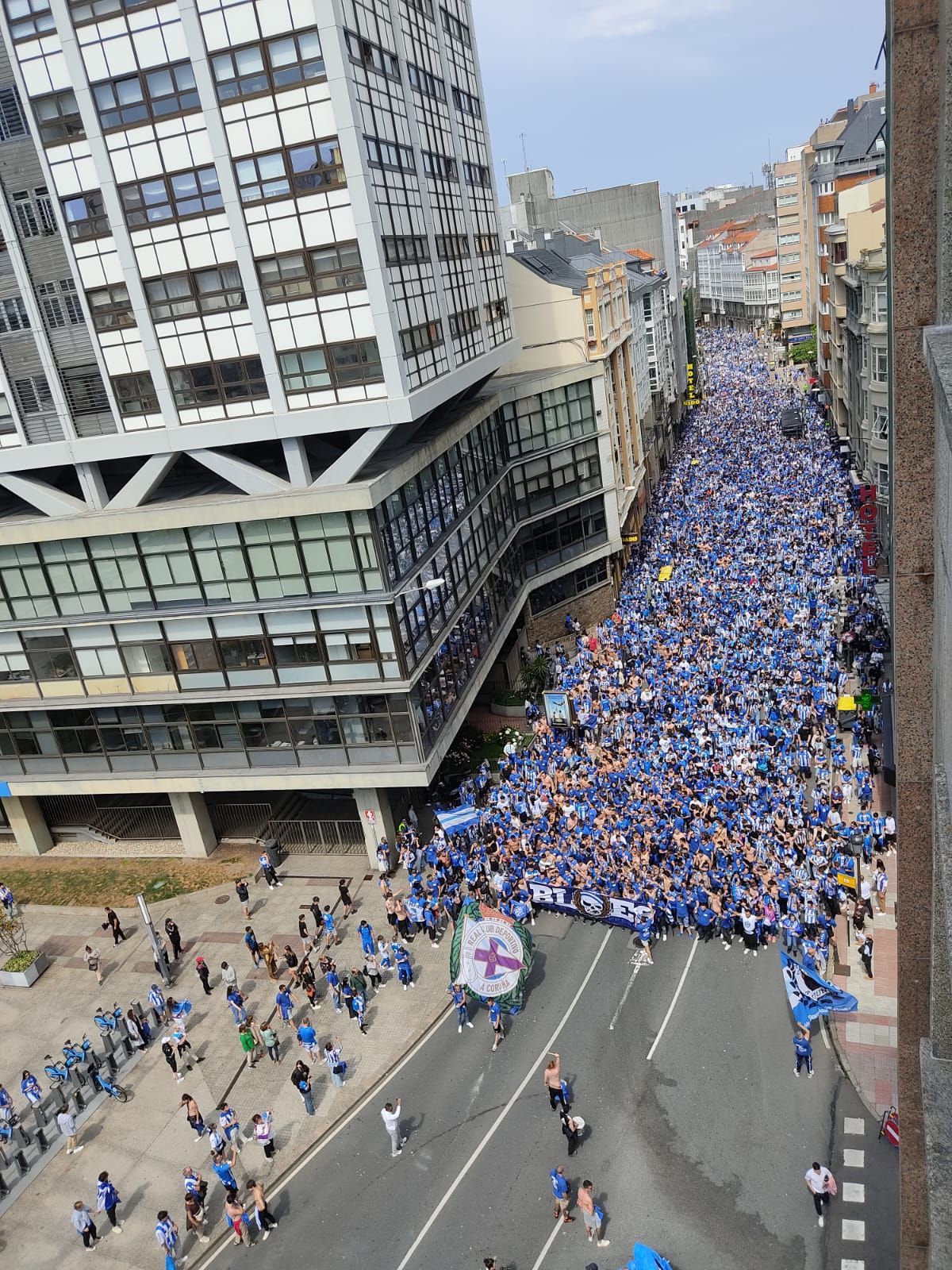 Miles de deportivistas recorren A Coruña antes del Dépor-Castellón