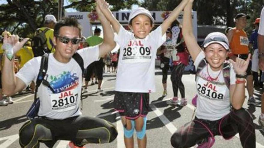 Haruka Masuda junto a sus padres.