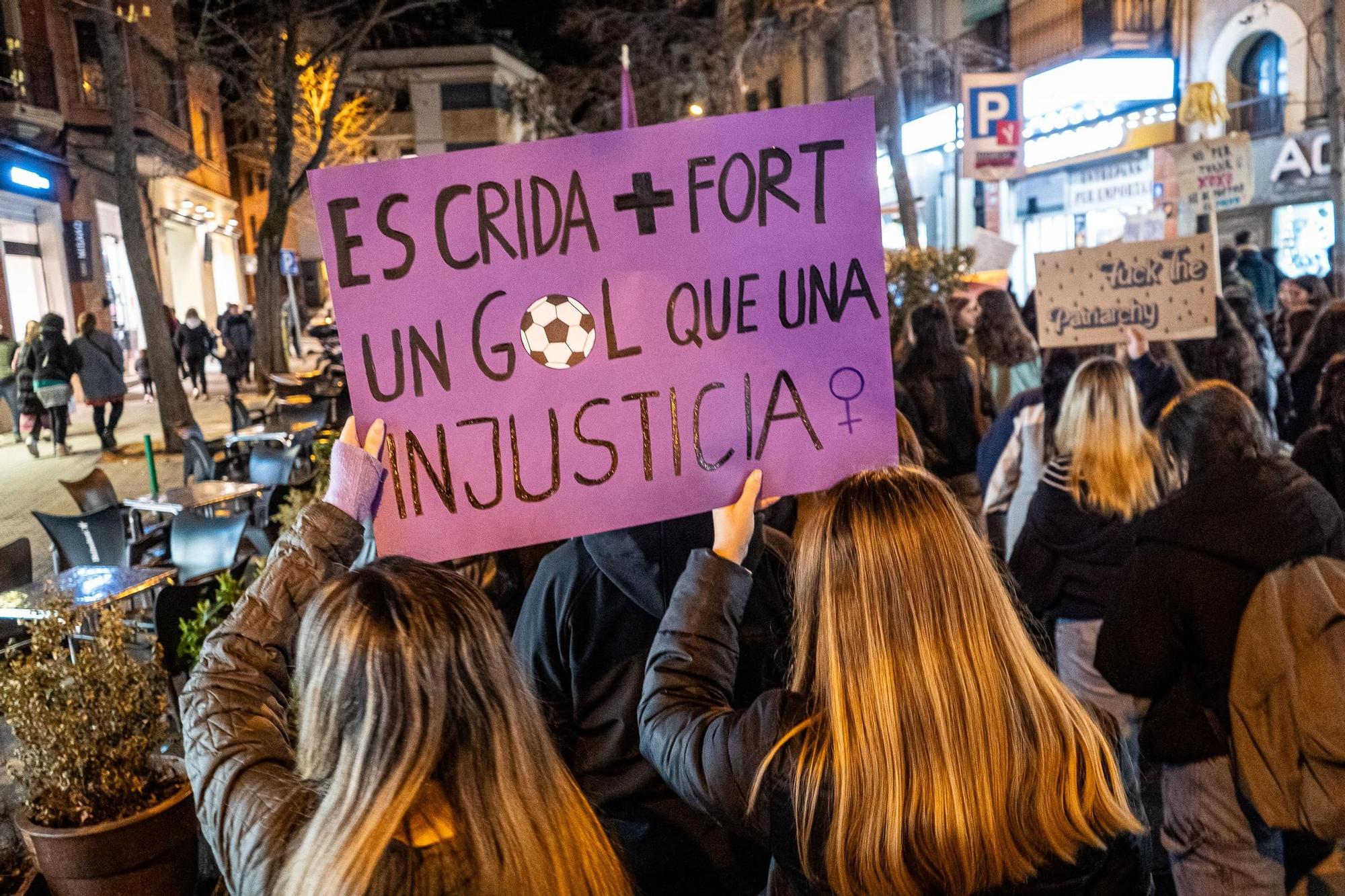 La manifestació del 8-M a Manresa, en imatges