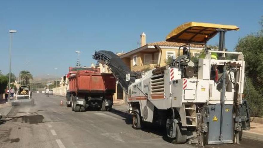 El asfaltado de calles empezó ayer por la zona de El Vincle.