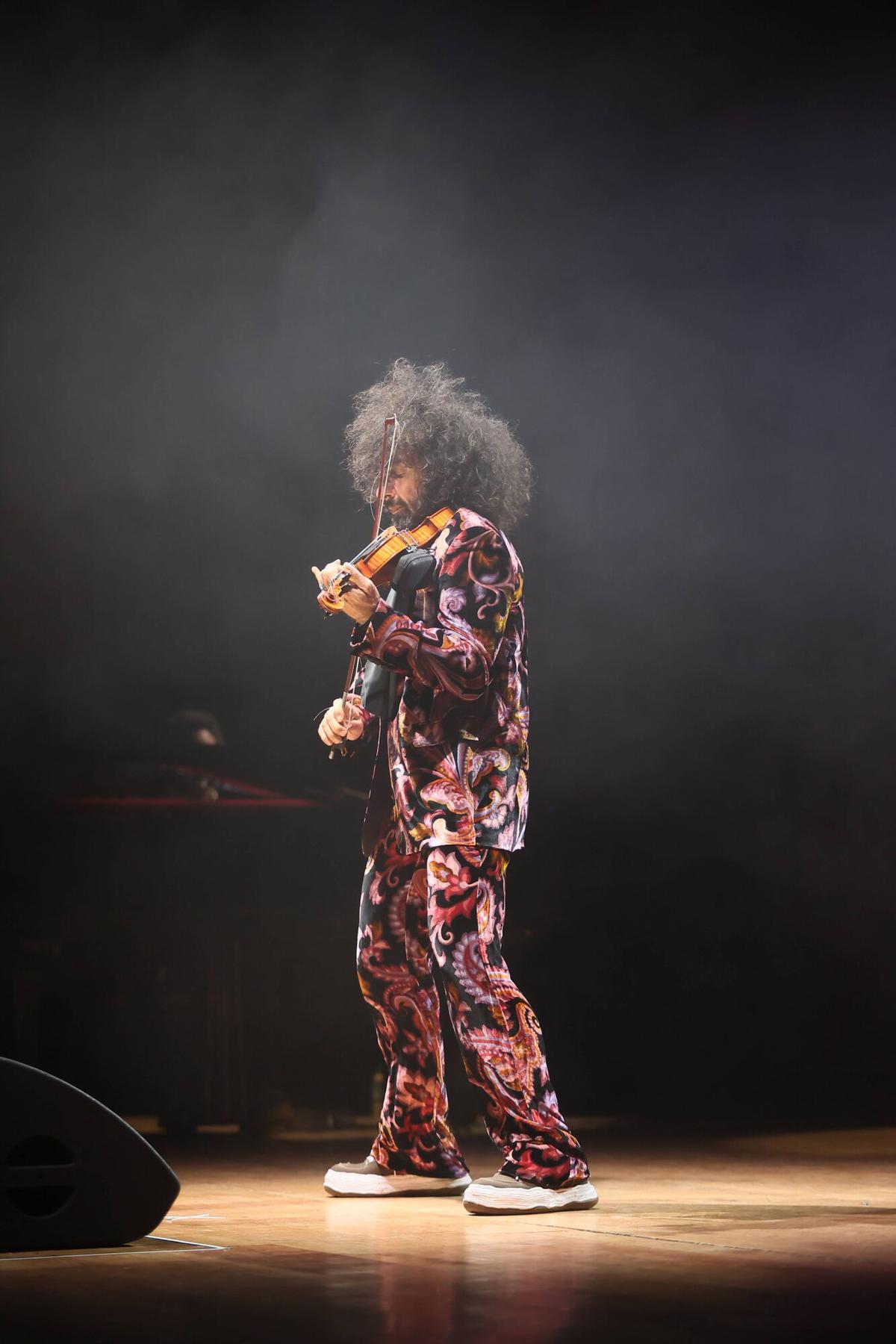 Ara Malikian hace vibrar al público de Oviedo con "Intruso"