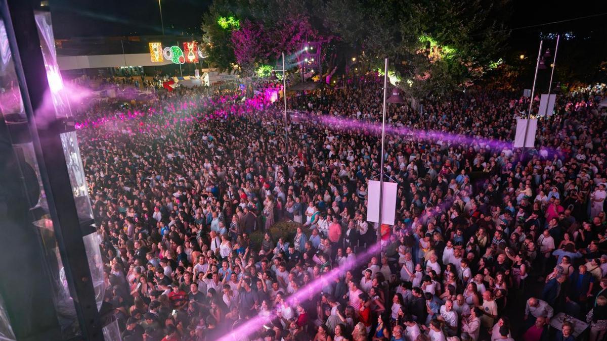 La orquesta Panorama haciendo bailar al publico.