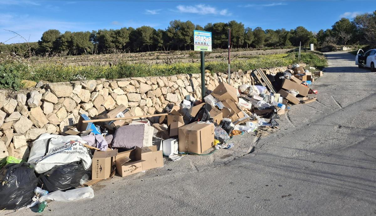 La basura se acumula en el margen del camino rural