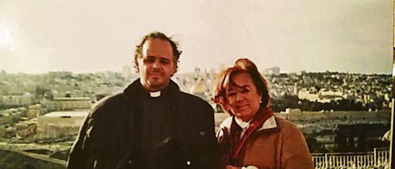 Ángel Tabarés, con su madre, en Jerusalén, hace 5 años. // Archivo familiar