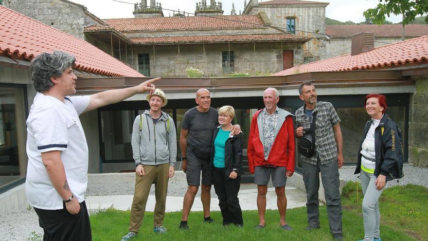 Una parada tranquila en el Camino y la puerta abierta a un monasterio del siglo XII