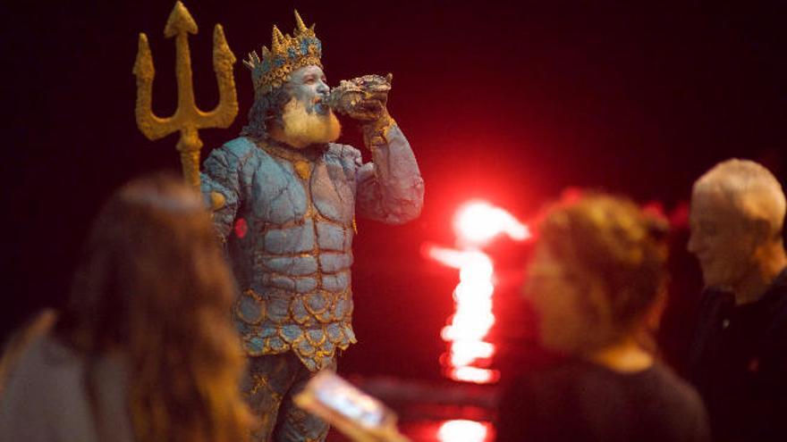 El rey Neptuno toca el bucio en la playa ante el entusiasmado público.