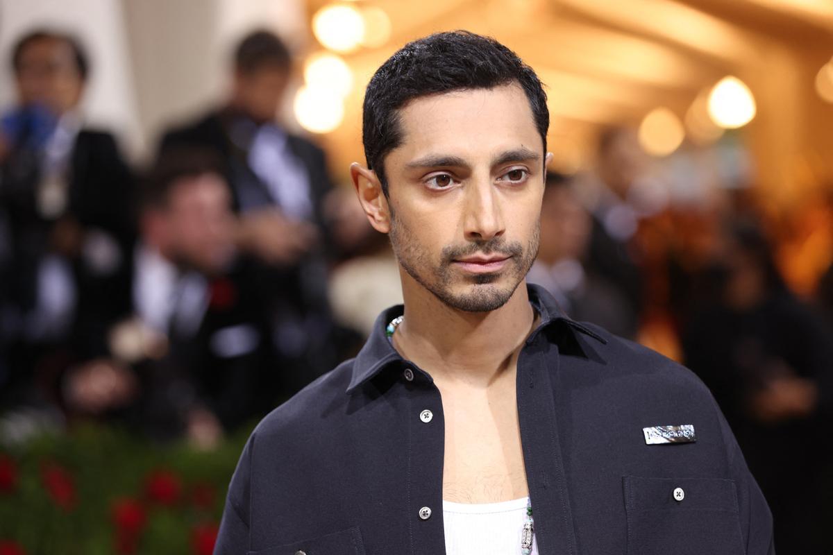 Riz Ahmed en la gala de la Met Gala 2022.