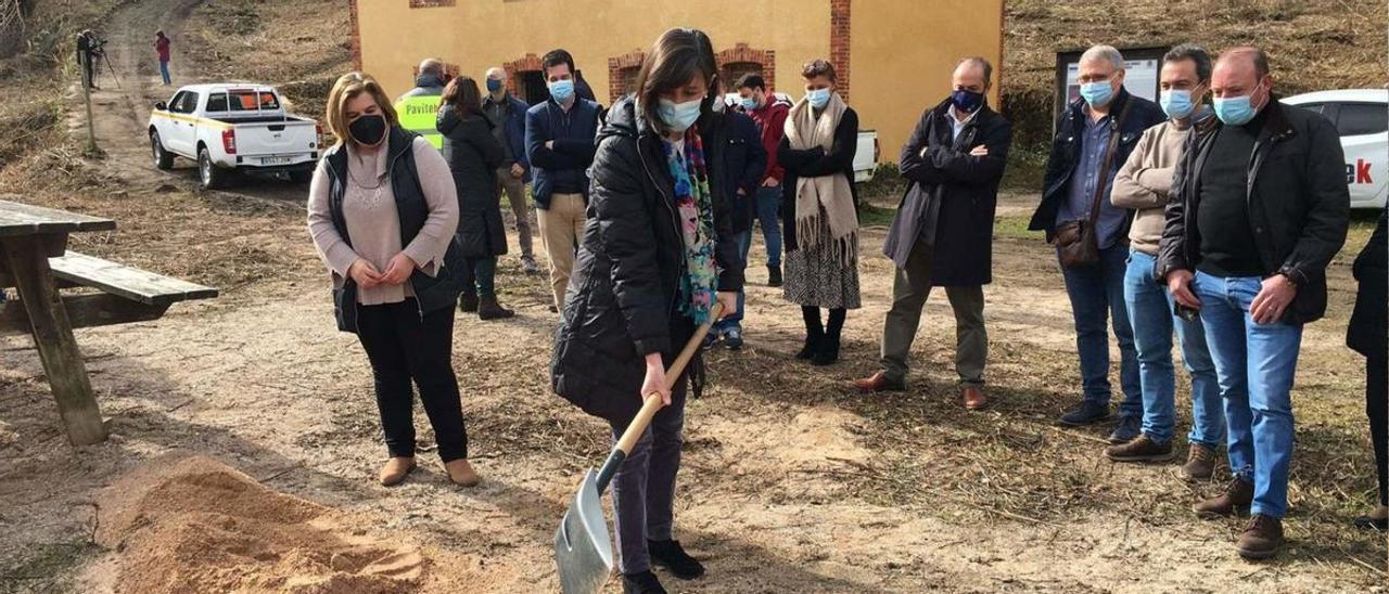 Nieves Roqueñí tapa la cápsula del tiempo con la que se inauguraron los trabajos en Rioseco.