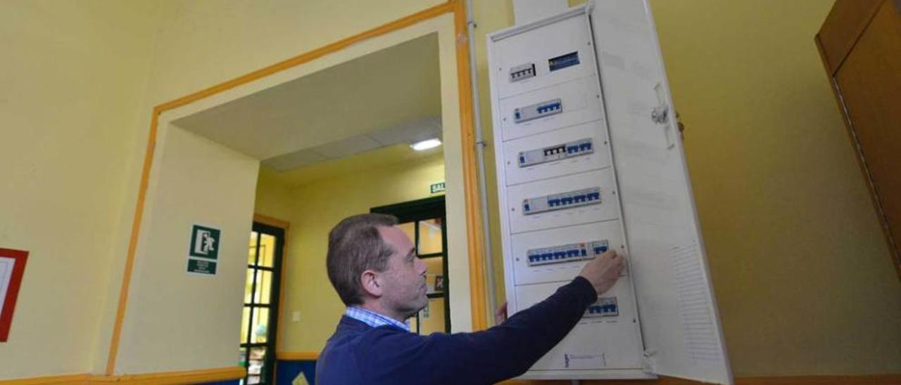 Rolando Díaz, revisando el cuadro eléctrico del colegio.