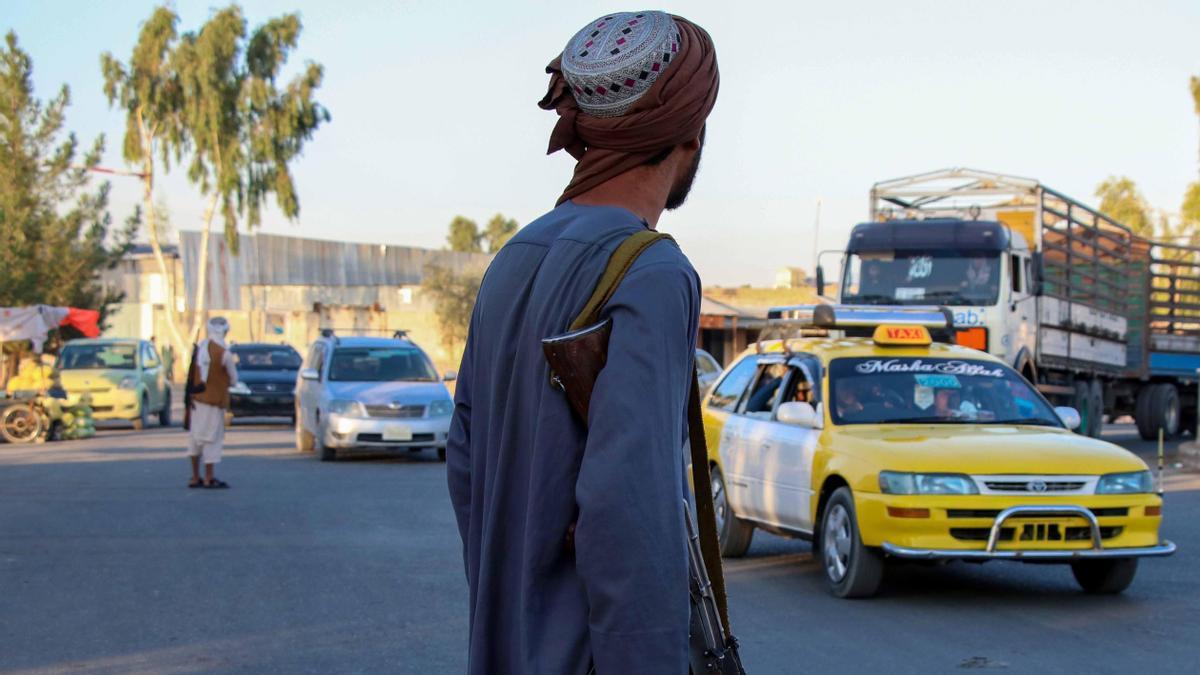 Las fuerzas talibanes controlan a la gente en un puesto de control de carretera en Kabul.