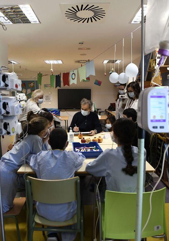 Pedro Cano lleva la pintura a Oncología Infantil de la Arrixaca