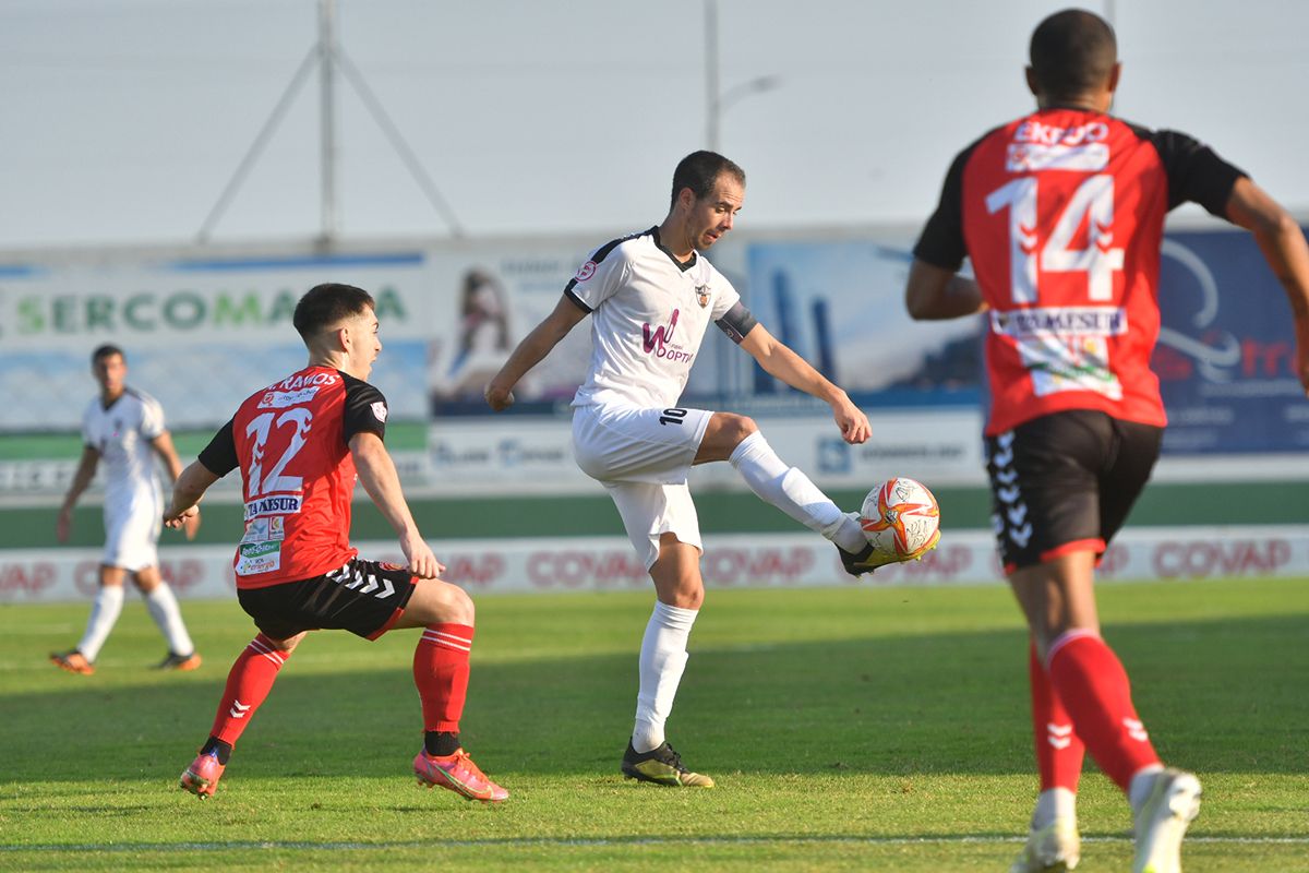 El Pozoblanco logra su primera victoria de la liga en el derbi ante el Salerm Puente Genil