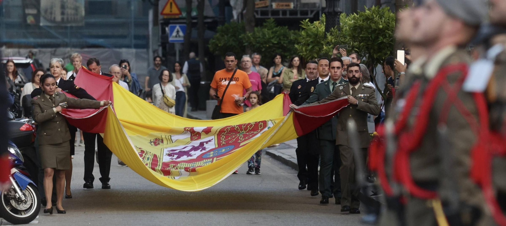 EN IMÁGENES: Así fue el izado de la bandera de España en la plaza de la Escandalera de Oviedo