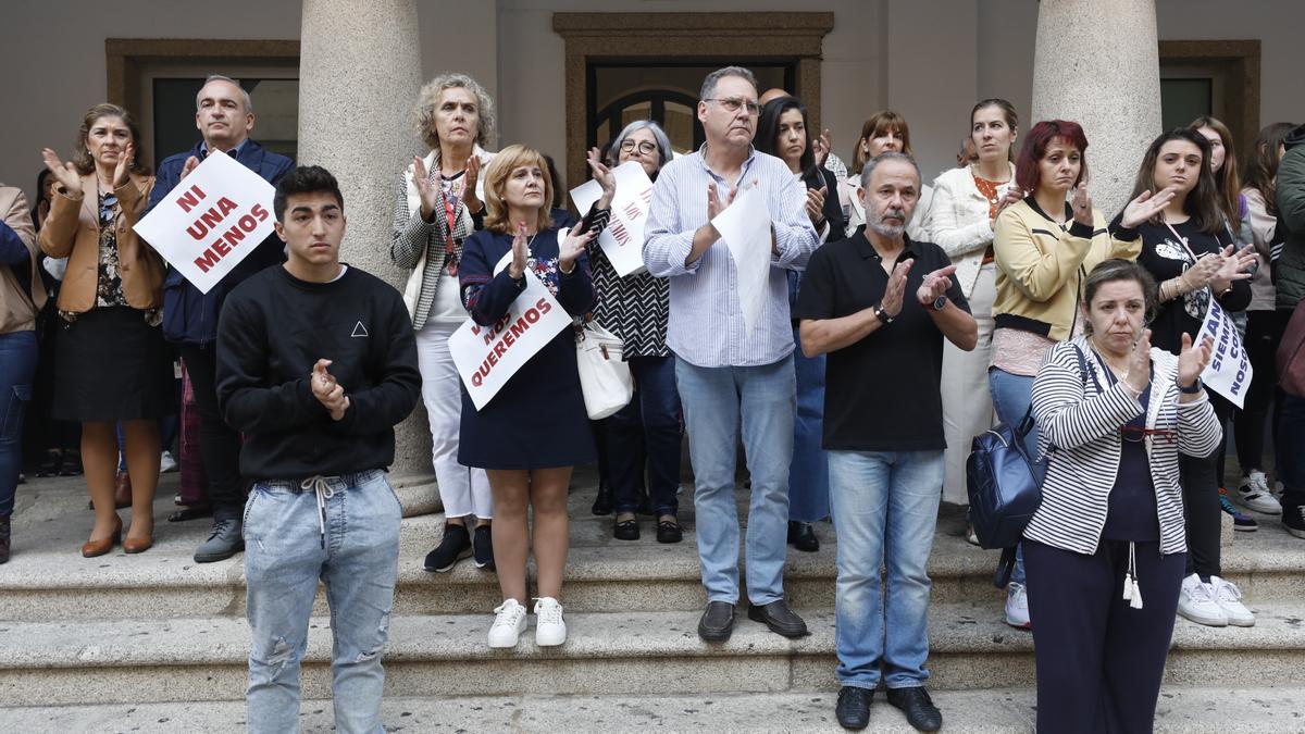 Minuto de silencio en la escuela de adultos de Cáceres, por el asesinato de una mujer en Valencia de Alcántara