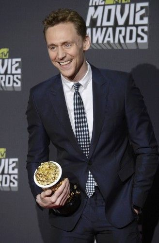 Tom Hiddleston poses with the award for best villain at the 2013 MTV Movie Awards in Culver City, California