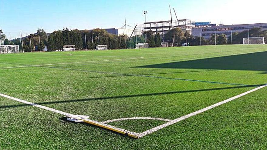 Nuevo césped artificial que ha colocado el Concello de Arteixo en el campo de fútbol de Ponte dos Brozos.